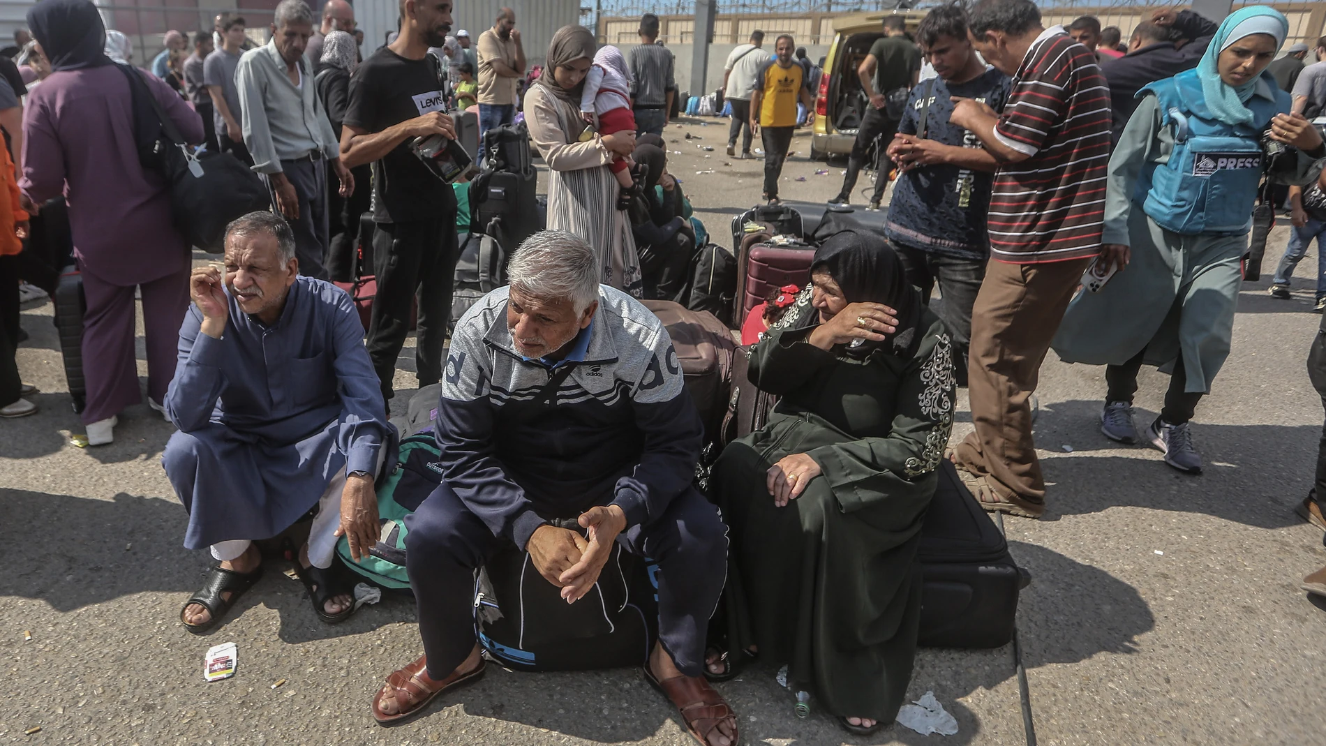 16 October 2023, Palestinian Territories, Rafah: Palestinians, some with foreign passports, wait for aid and potential crossing into Egypt, at the Rafah border crossing in the southern Gaza Strip. According to Gaza Health Ministry, the death toll from Israeli raids on the Gaza Strip has risen to about 2,750 and 9,700 people were injured since the worst escalation of violence in years between the Israelis and Palestinians began last week, while according to the UN, some 1 million people have f...