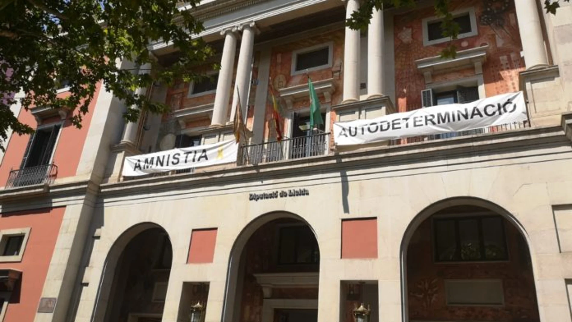 El PSC permite pancartas separatistas en la Diputación de Lleida