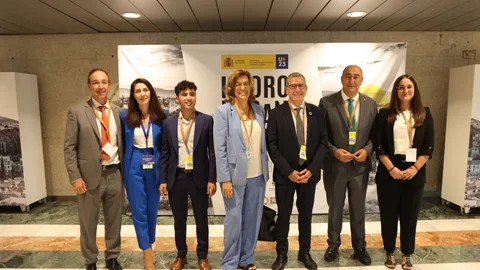 Armisén y de Vicente junto al resto de participantes en la mesa redonda del foro sobre reto demográfico celebrado en Granada