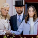 Ingrid de Noruega con sus padres, el príncipe Haakon y la princesa Mette-Marit 