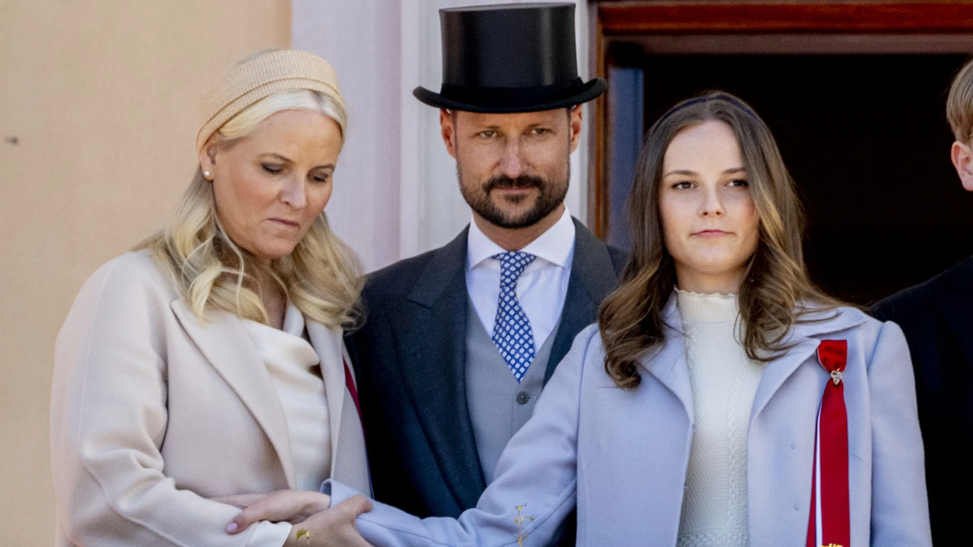 Ingrid de Noruega con sus padres, el príncipe Haakon y la princesa Mette-Marit 