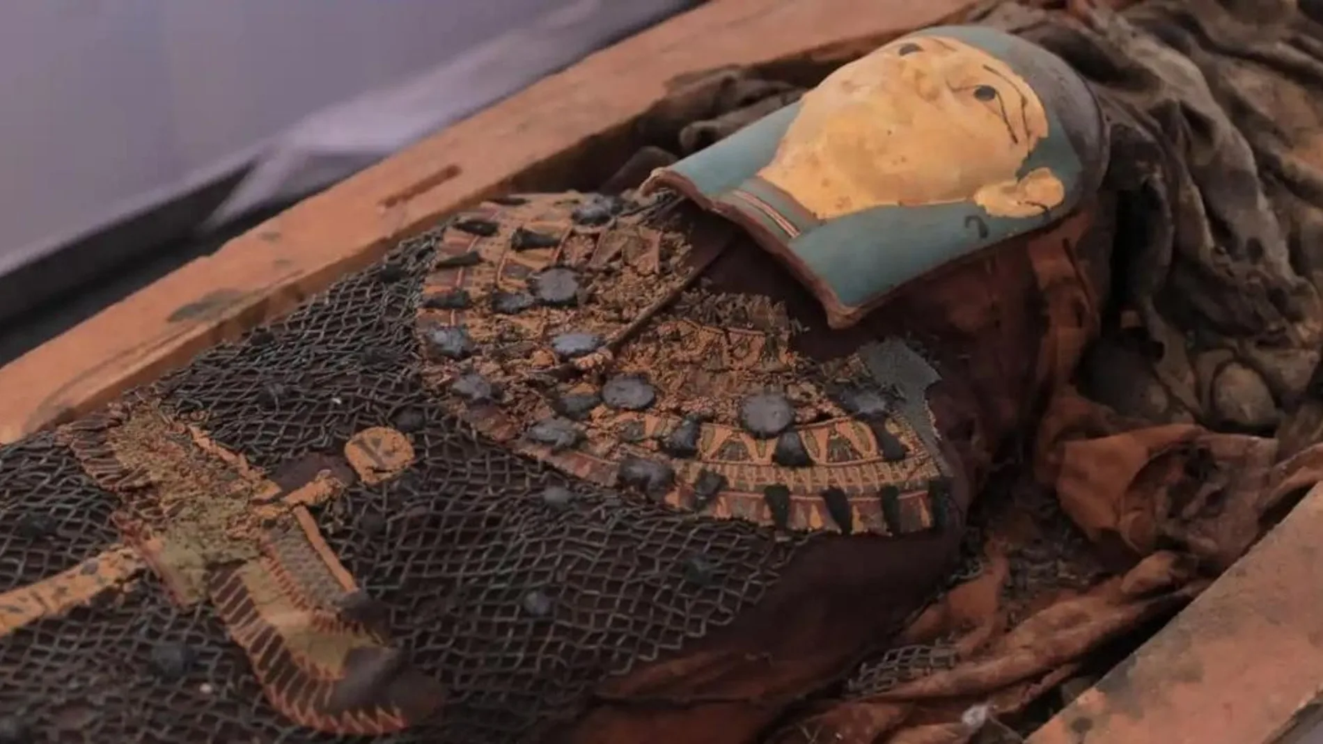 Uno de los ataúdes antropomorfos hallados en la necrópolis egipcia