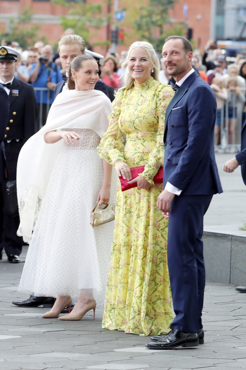 Ingrid de Noruega con sus padres, el príncipe Haakon y la princesa Mette-Marit