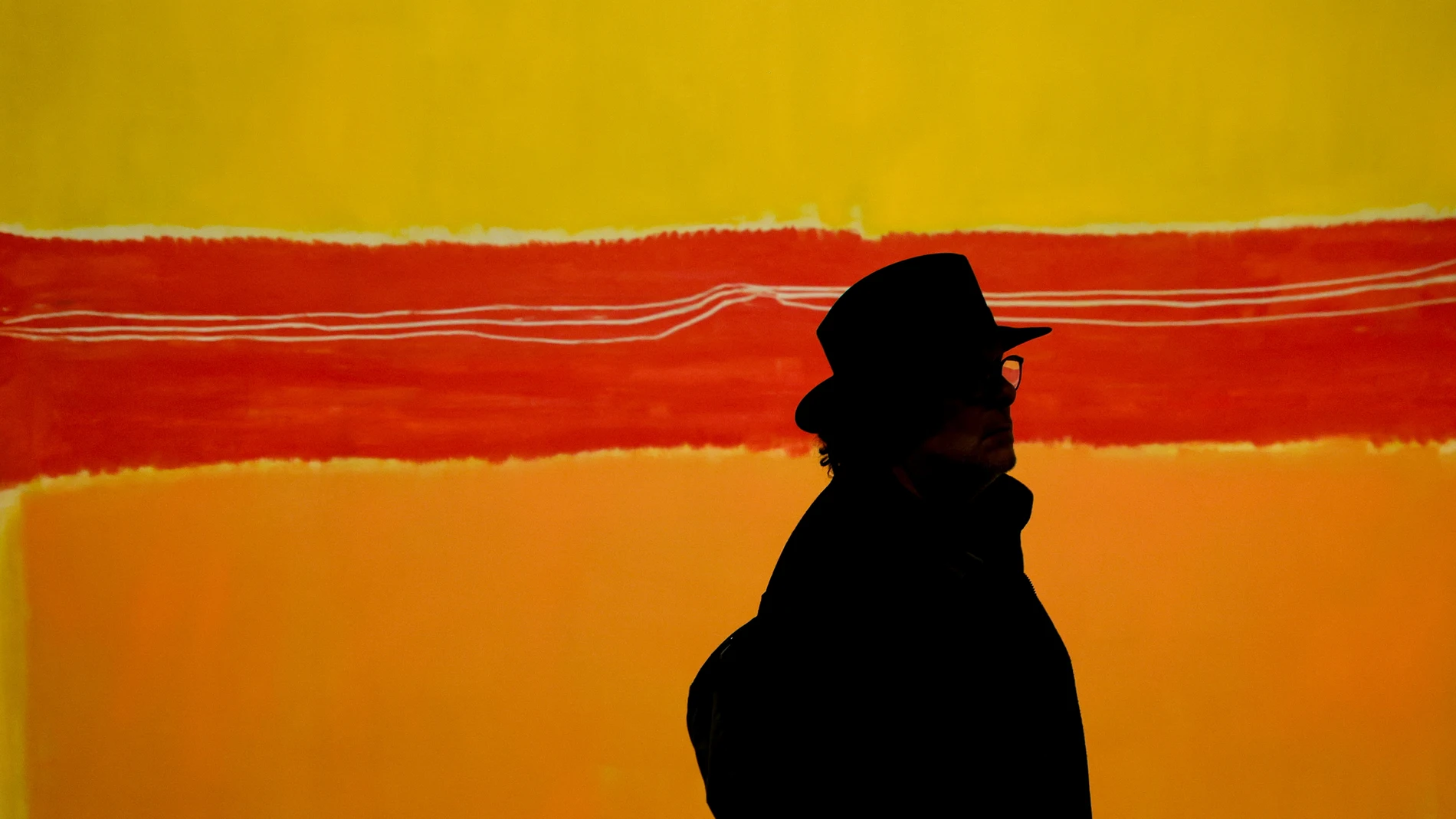 -FOTODELDÍA- PARÍS, 17/10/2023.- Un visitante contempla la obra "No.5" del artista estadounidense Mark Rothko, dentro de una retrospectiva de dicho artista, este martes en la Fundación Louis Vuitton, en París. Dicha muestra tendrá lugar del 18 de octubre al 2 de mayo de 2024. EFE/TERESA SUAREZ 