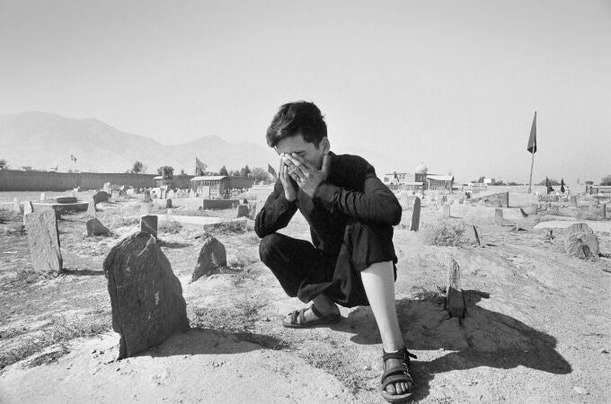 Medy reza ante la tumba de su madre en Kabul