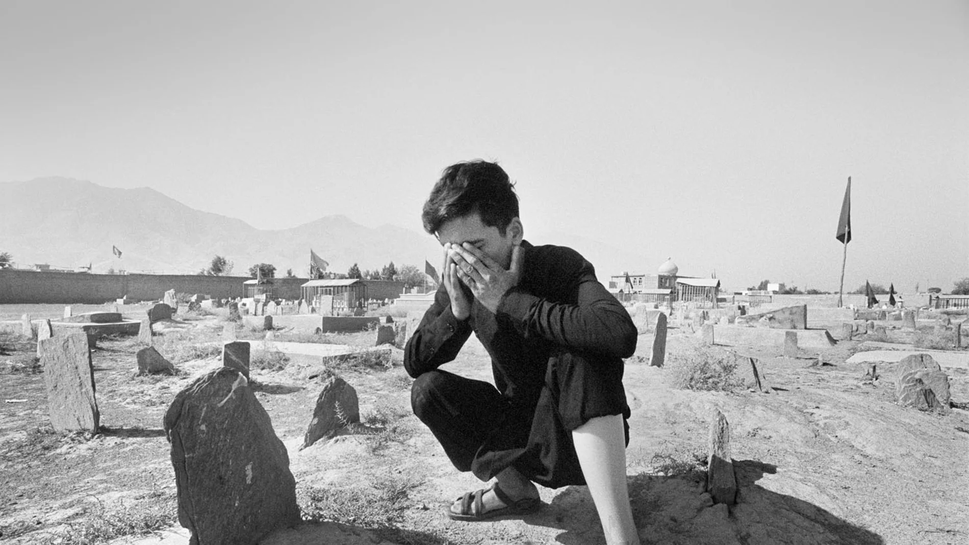Medy reza ante la tumba de su madre en Kabul