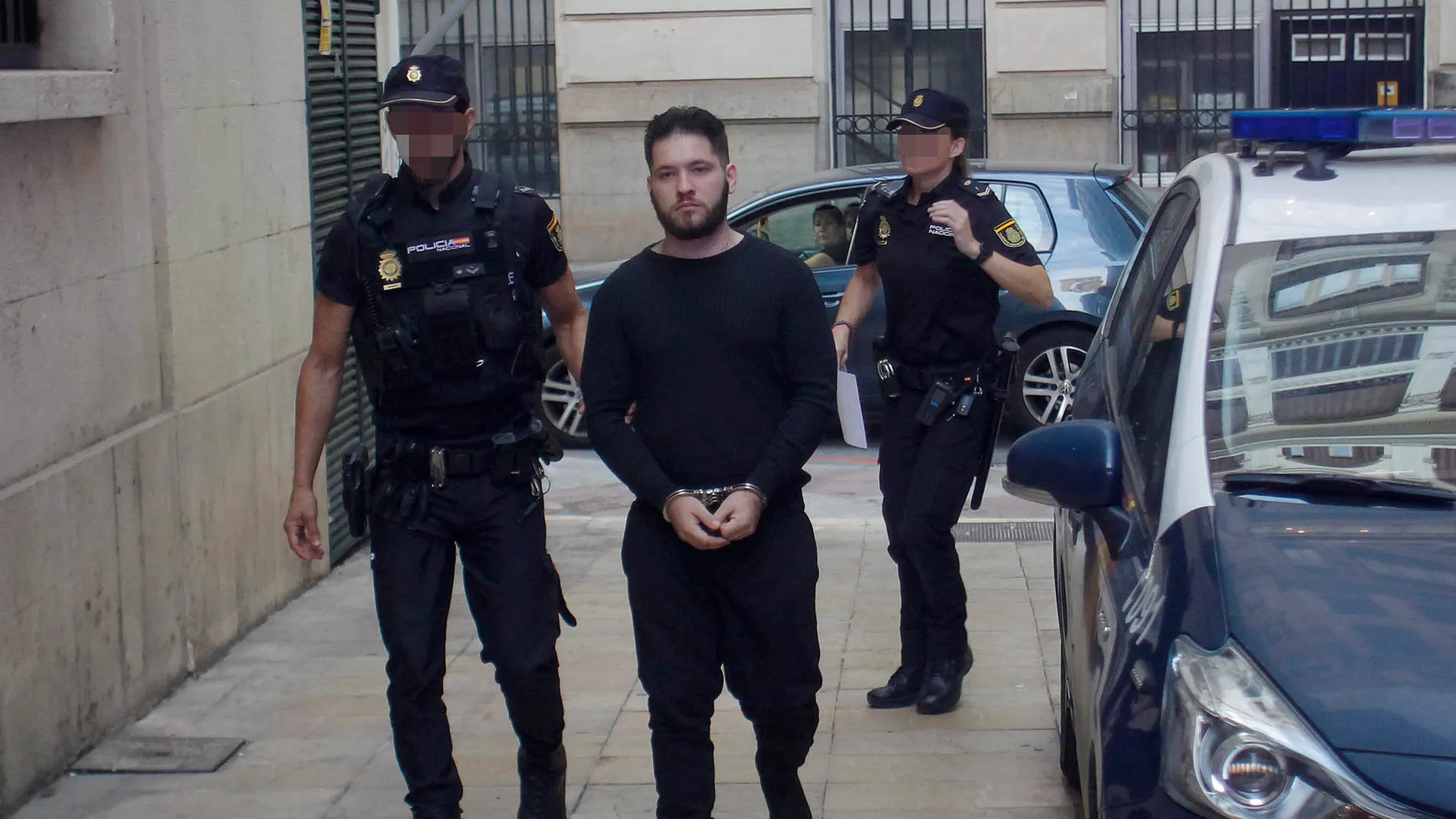 Francisco N.M. a su llegada a la Audiencia Provincial de Alicante, escoltado por al Policía.