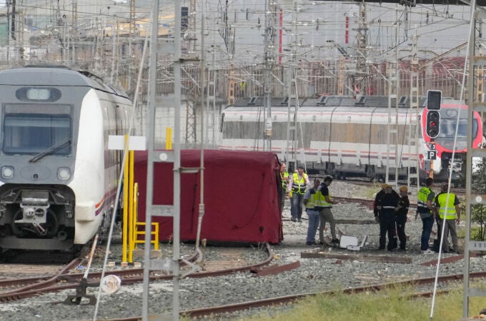 Los agentes de la Policía Científica trabajando en las vías de la estación de Santa Justa tras el hallazgo del cuerpo de Álvaro Prieto