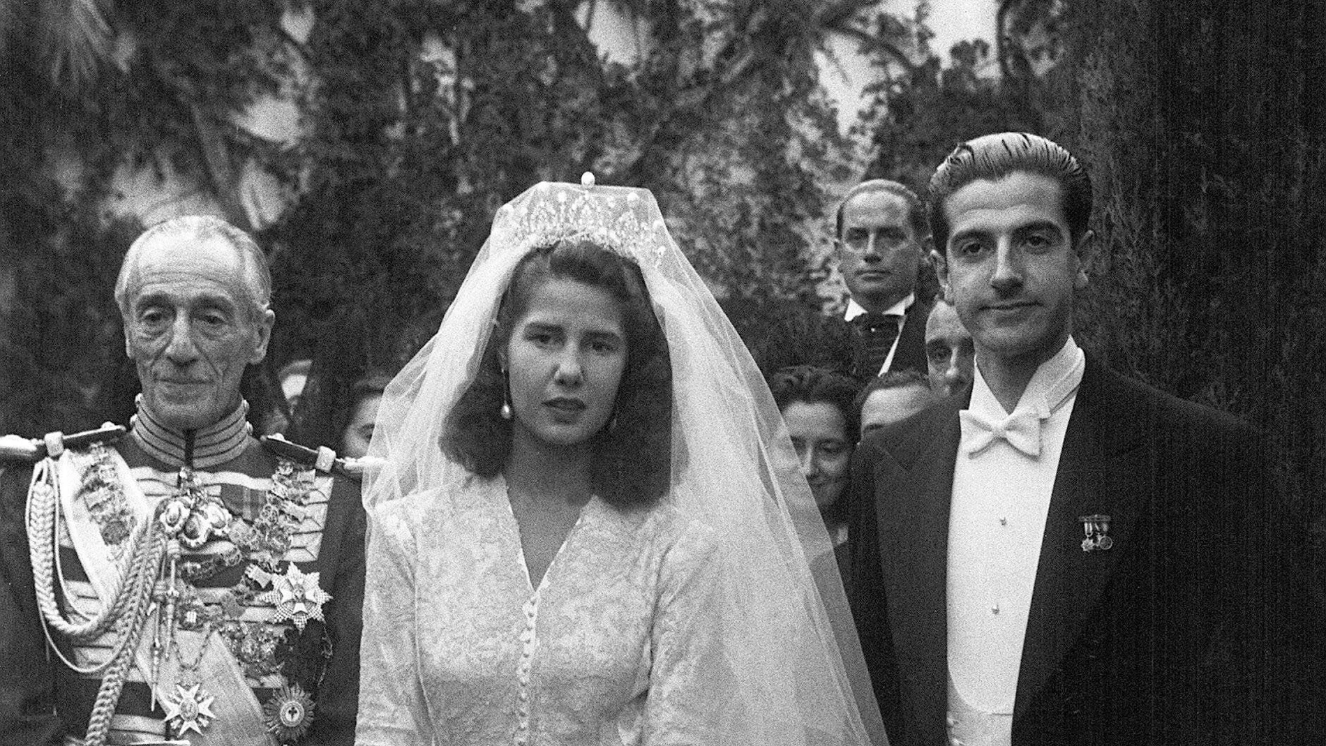  Fotografía de archivo, tomada el 12/10/1947, de la Duquesa de Alba, Cayetana Fitz-James Stuart y Silva, con Luis Martínez de Irujo y Artacoz, hijo de los duques de Sotomayor, el día de su boda en la Catedral de Sevilla