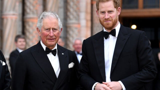 El príncipe Harry con el Rey Carlos III