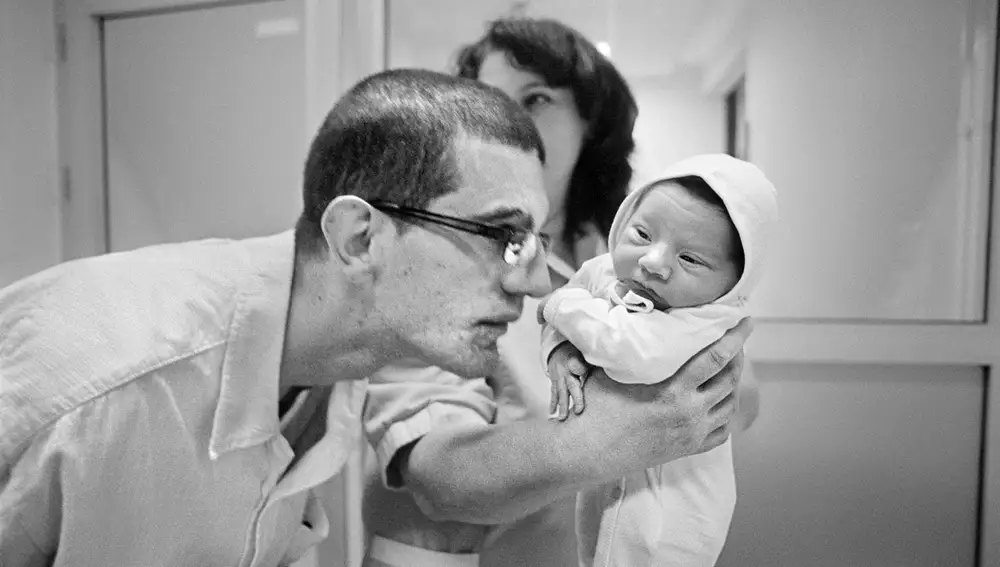 Adis Smajic mira a su primer hijo recién nacido, Alen, en 2013