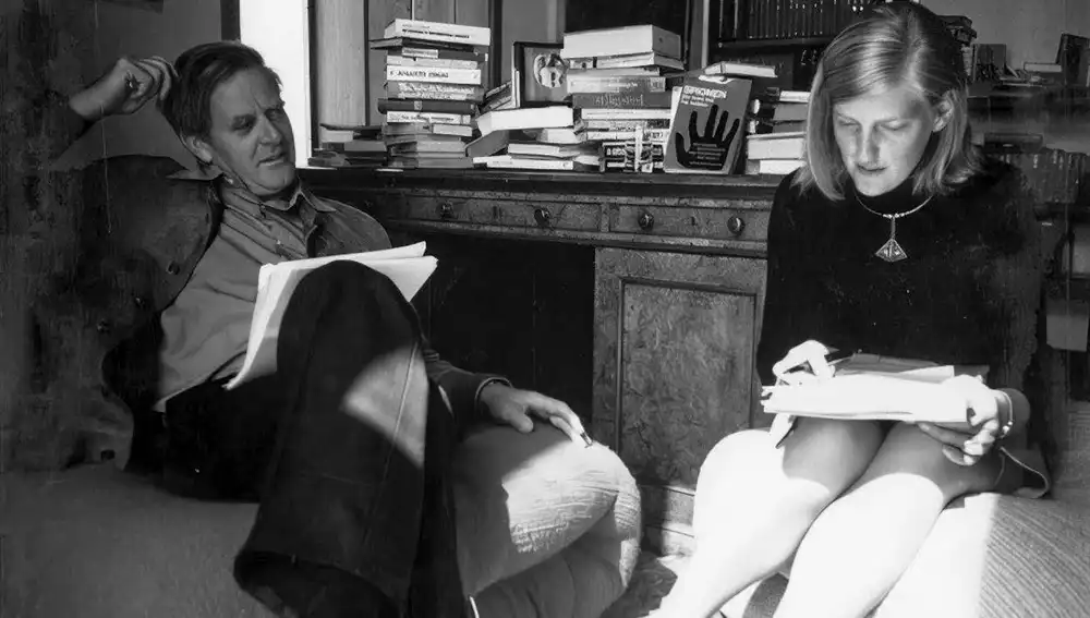 Le Carré y Jane trabajando en &quot;El topo&quot; en su despacho de Tregiffian, en 1974.