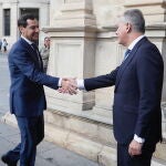 Moreno visita institucional al Ayuntamiento de Sevilla