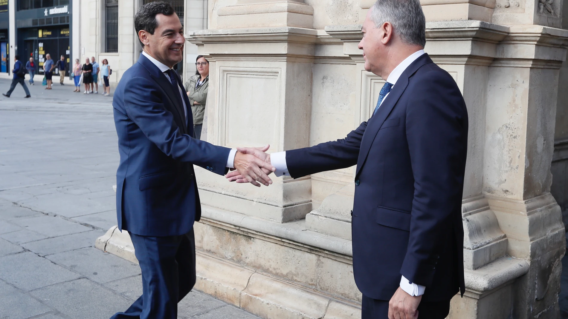 GRAFAND5763. SEVILLA, 18/10/2023.- El presidente de la Junta de Andalucía, Juanma Moreno (i), saluda al alcalde de Sevilla, José Luis Sanz, este miércoles durante la visita institucional realizada al Ayuntamiento hispalense. EFE/José Manuel Vidal 