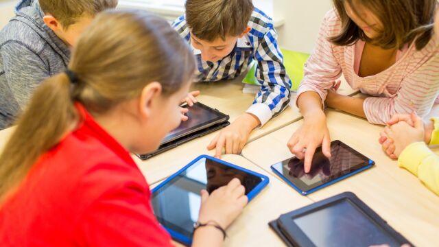 El tiempo frente a las pantallas podría alterar la capacidad de procesar sensaciones de tus hijos.