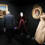 Varias prendas de ropa expuestas durante la presentación de la exposición ‘La moda en la Casa de Albaí, en el Palacio de Liria, a 18 de octubre de 2023, en Madrid.