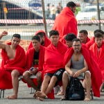 Llegan a El Hierro, Lanzarote y Tenerife cinco barcas con 656 migrantes