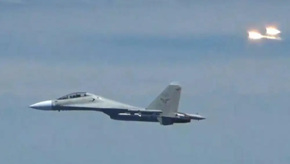 El Pentágono publicó imágenes de un avión de combate chino en el Mar de China Oriental que lanzó ocho bengalas a 250 metros de un avión estadounidense.