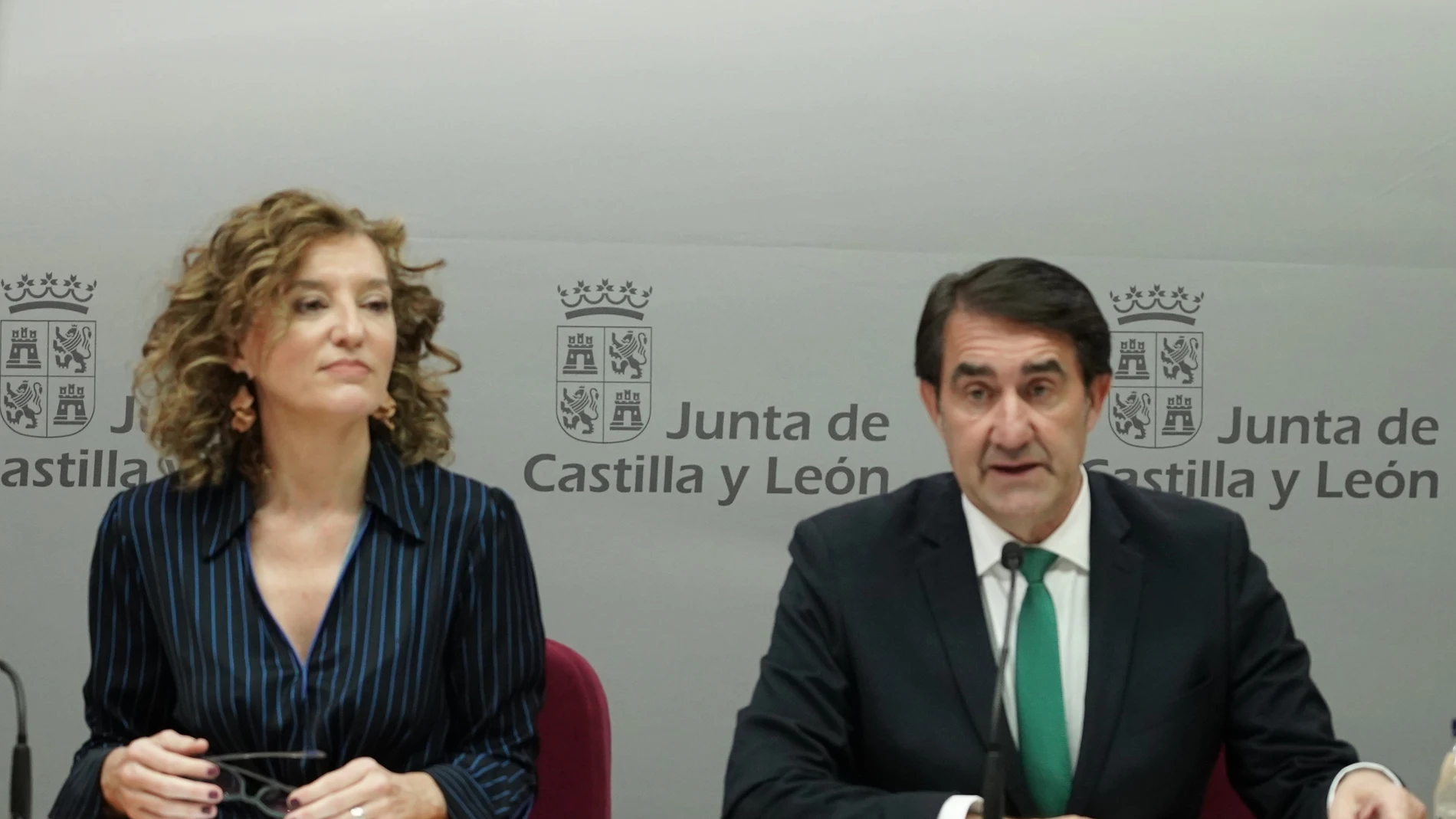 Juan Carlos Suárez-Quiñones junto a María Pardo informa de las ayudas a la accesibilidad para viviendas