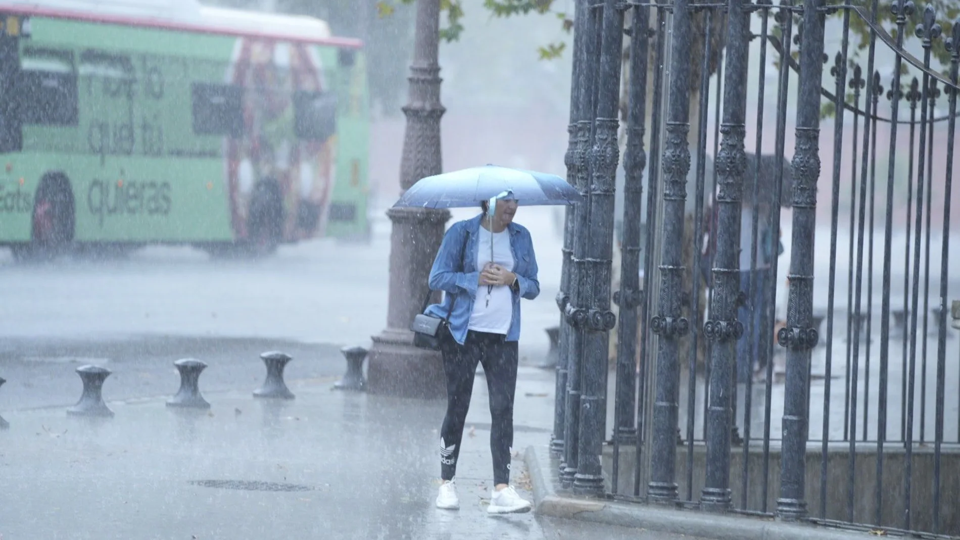 Una persona camina bajo la lluvia 
