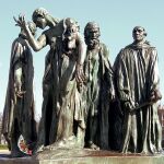 Una versión de "Los burgueses" de Rodin ubicada en el puerto de Calais