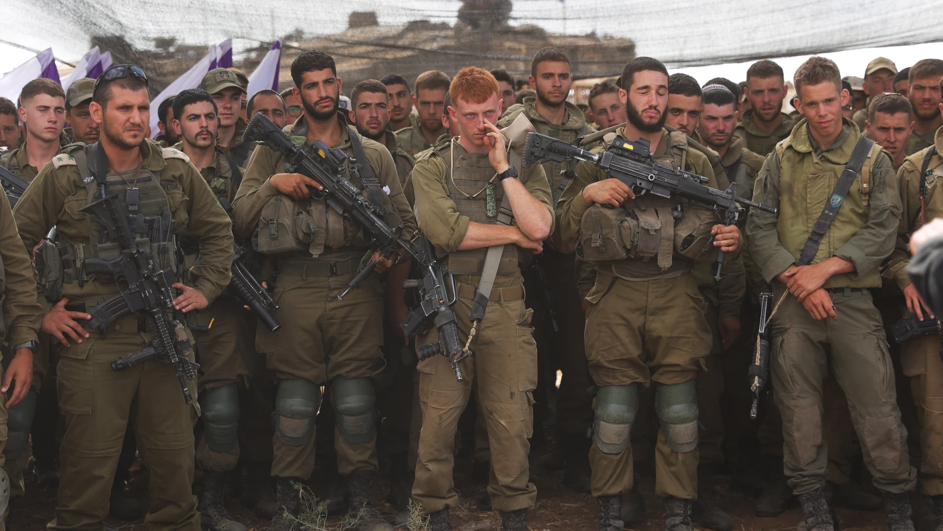 Soldados israelíes permanecen en formación mientras se dirige a ellos el ministro de Defensa cerca de la frontera de Gaza
