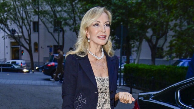 Carmen Lomana con un vestido vintage.