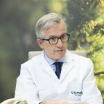 El doctor Manuel Leyes, jefe de Servicio de Traumatología y Cirugía Ortopédica de Olympia Quirónsalud, en Madrid