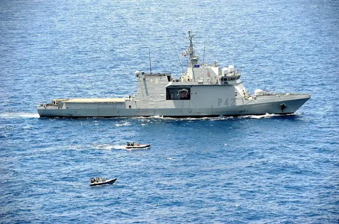 Un buque de la Armada intercepta y escolta a un submarino y a otro buque militar ruso en el Mediterráneo