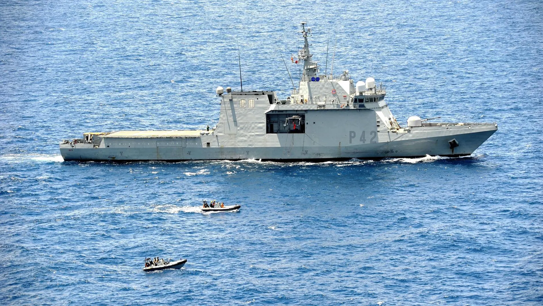 El BAM Rayo y sus lanchas durante su participación en la Operación Atalanta