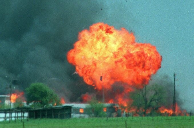 El rancho de Waco en llamas 