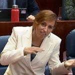 Mónica García dedicándole gestos de burla a la presidenta madrileña Díaz Ayuso