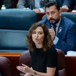 Ayuso explica en el pleno de la Asamblea su viaje a Nueva York