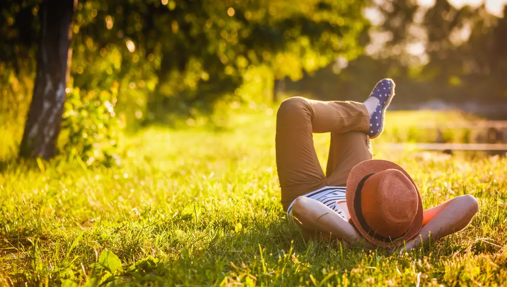 Joven disfrutando de la naturaleza