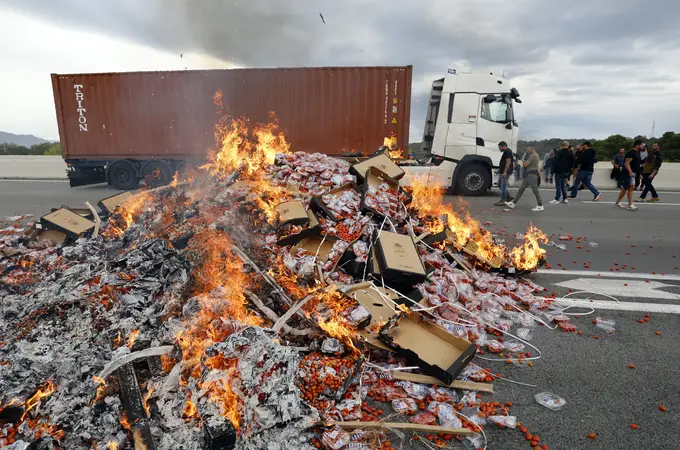 Viticultores franceses bloquean camiones españoles y prenden fuego a su carga cerca de la frontera