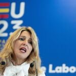 Yolanda Díaz asegura que Sumar negocia con el PSOE que el impuesto a la banca "se quede"