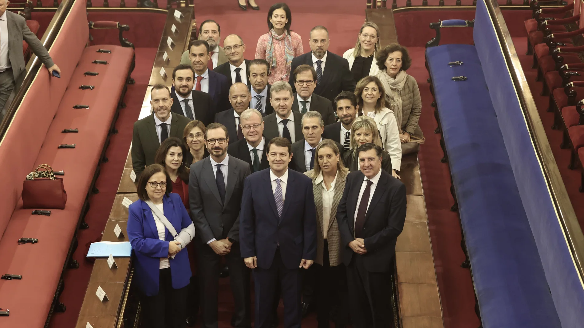 Foto de familia de Fernández Mañueco en la Cámara Alta con los senadores de Castilla y León
