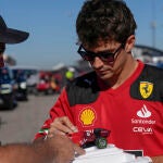 Leclerc firma un autógrafo en Texas