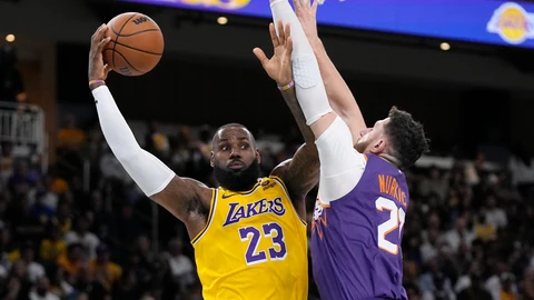 LeBron James, con el número 23