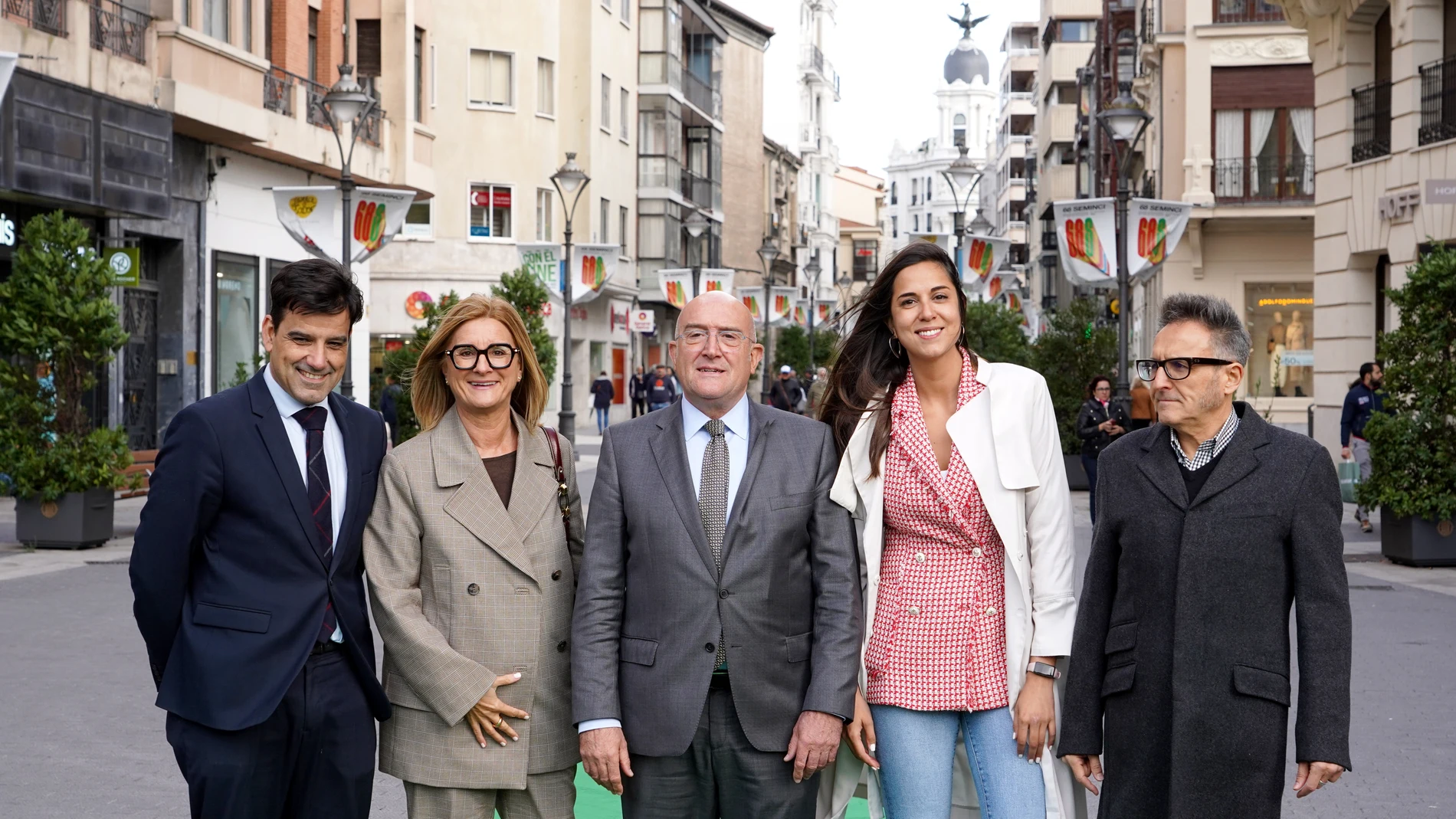 El alcalde Jesús Julio Carnero, la concejala Blanca Jiménez, José Luis Cienfuegos, y Manuel Rubio, y María José Rivera, de Unicaja Banco, inauguran la alfombra verde