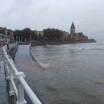 El paseo marítimo de Gijón el pasado viernes cuando se produjeron caídas de ramas y cascotes por el temporal de lluvia y viento