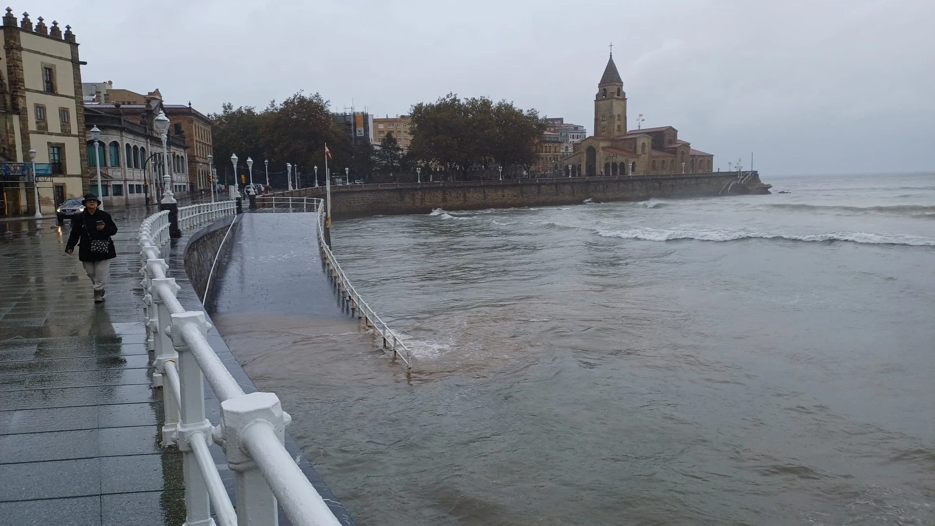 Temporal de lluvia y viento en Gijón.EUROPA PRESS20/10/2023 Caídas de ramas y cascotes fueron las principales incidencias por el temporal de lluvia y viento