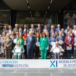 En el centro, Ignacio Garralda, presidente de la Fundación Mutua, e Isabel Díaz Ayuso, presidenta de la Comunidad de Madrid, junto a las ONG beneficiarias de las últimas Ayudas a Proyectos Sociales entregadas en 2023