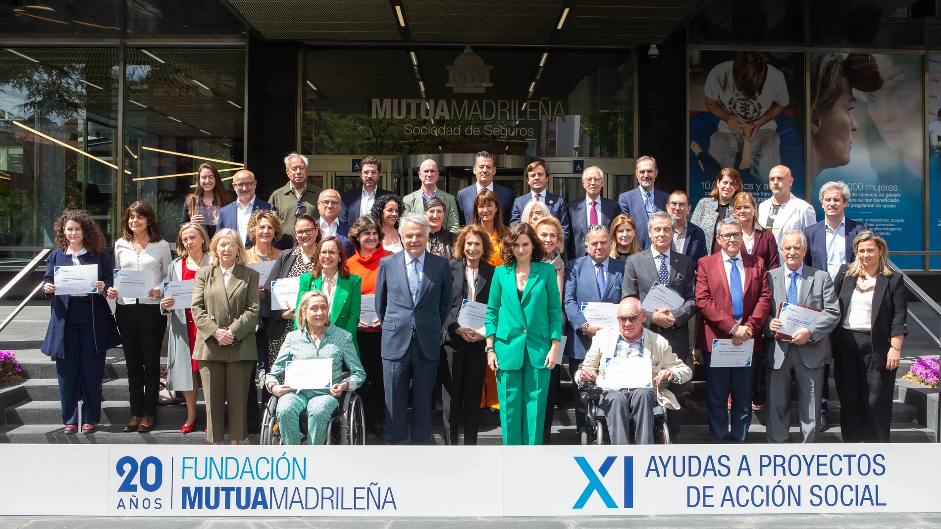 En el centro, Ignacio Garralda, presidente de la Fundación Mutua, e Isabel Díaz Ayuso, presidenta de la Comunidad de Madrid, junto a las ONG beneficiarias de las últimas Ayudas a Proyectos Sociales entregadas en 2023