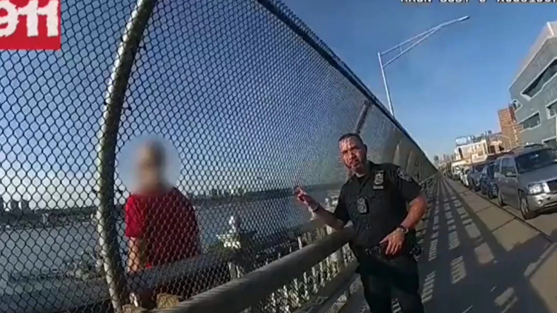 Policía de Nueva York ayuda a un hombre que quiere saltar al vacío