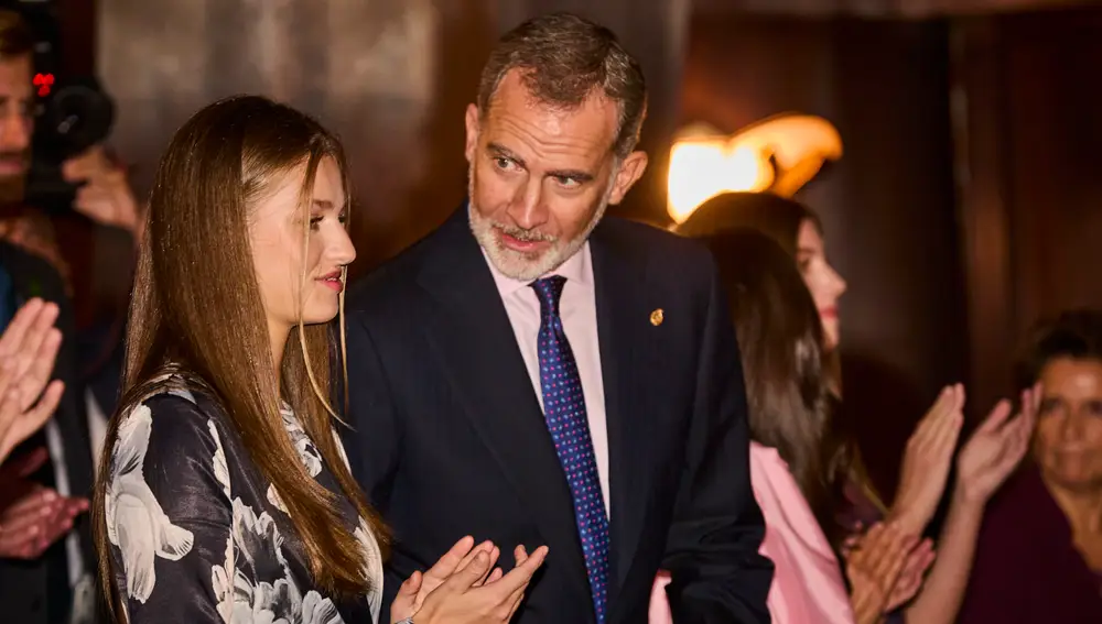 Los reyes Felipe VI y Letizia, junto a la princesa Leonor y la infanta Sofía, a su llegada al Concierto Premios Princesa de Asturias, este jueves en Oviedo, en la víspera de la ceremonia de entrega de los galardones.