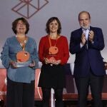 María del Carmen Gargallo Guil, profesora del centro Dominiques Barcelona, recoge el premio Mentes AMI 2023 por el proyecto 'Filosofía para combatir las fake news' entregado por Javier Bardají, CEO de Atresmedia, junto a las dos representantes de los proyectos finalistas 'Milenum 36' y 'De biblioteca escolar a un aula del futuro'