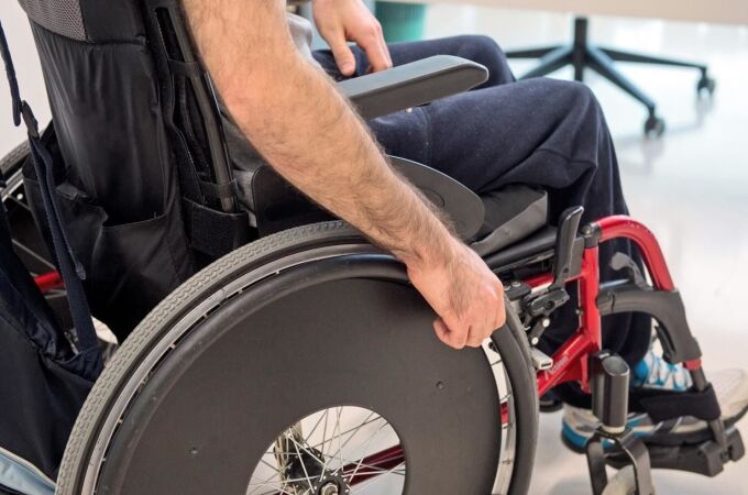 Hombre en silla de ruedas 