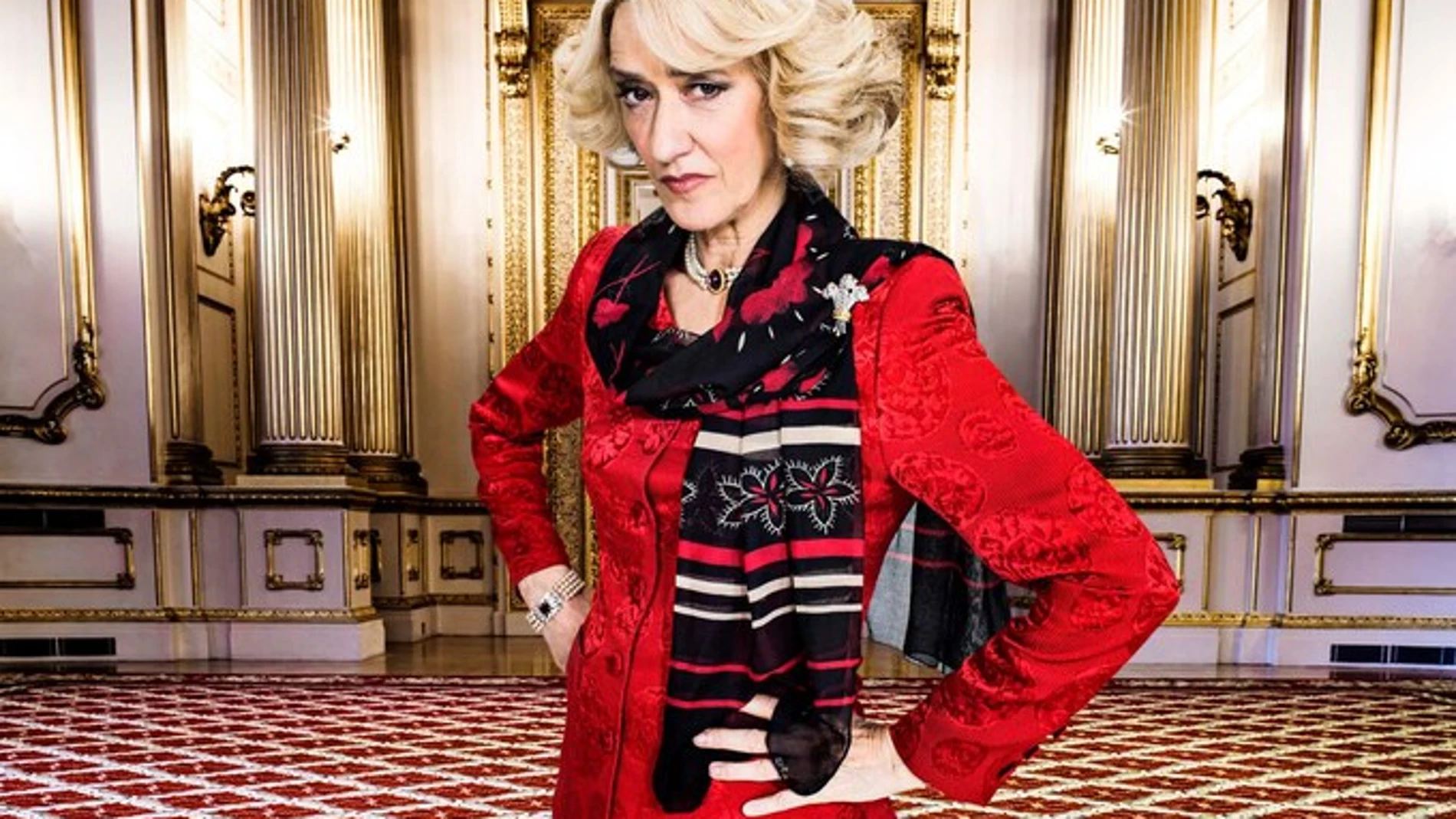 Haydn Gwynne ataviada como su personaje de la serie