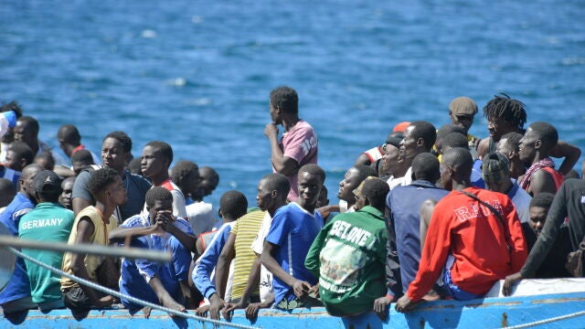 Llega a El Hierro un cayuco con 320 personas, el mayor desde que se abrió la Ruta Canaria en 1994